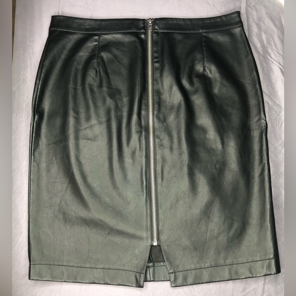 CUPCAKES AND CASHMERE Rihanna Faux Leather Skirt - Size 10 - Picture 3 of 5